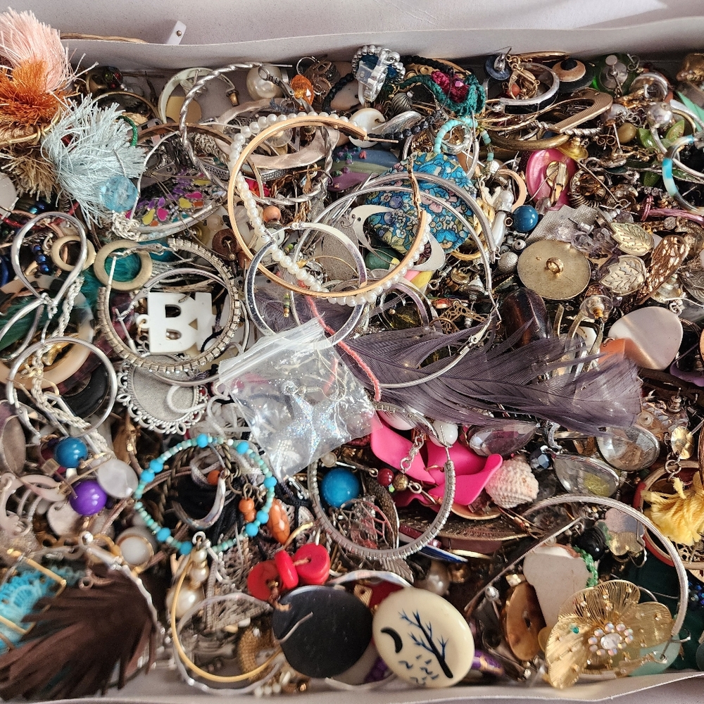 Huge 4lb+ Lot Of Single Earrings To Wear Or Crafts